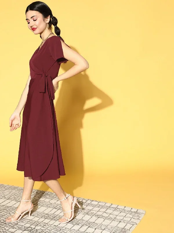 dr888mr-berrylush-women-maroon-solid-wrap-midi-dress